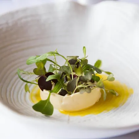 מלון Goldsborough Hall 5*
